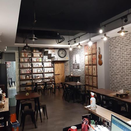 Quiet Hostel - Minquan Inn 台南 エクステリア 写真