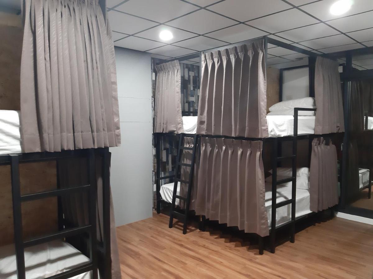 Quiet Hostel - Minquan Inn 台南 エクステリア 写真