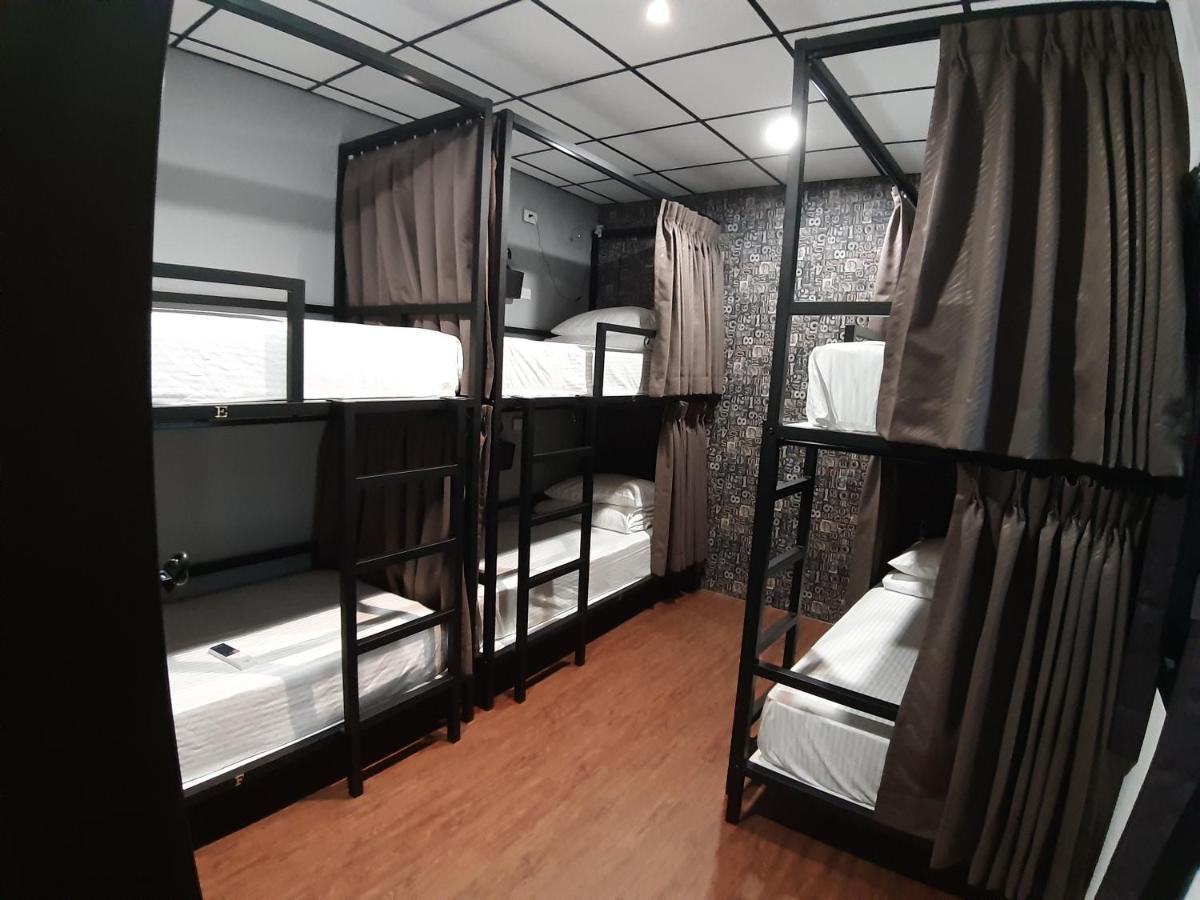 Quiet Hostel - Minquan Inn 台南 エクステリア 写真