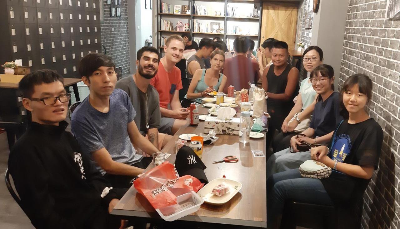 Quiet Hostel - Minquan Inn 台南 エクステリア 写真