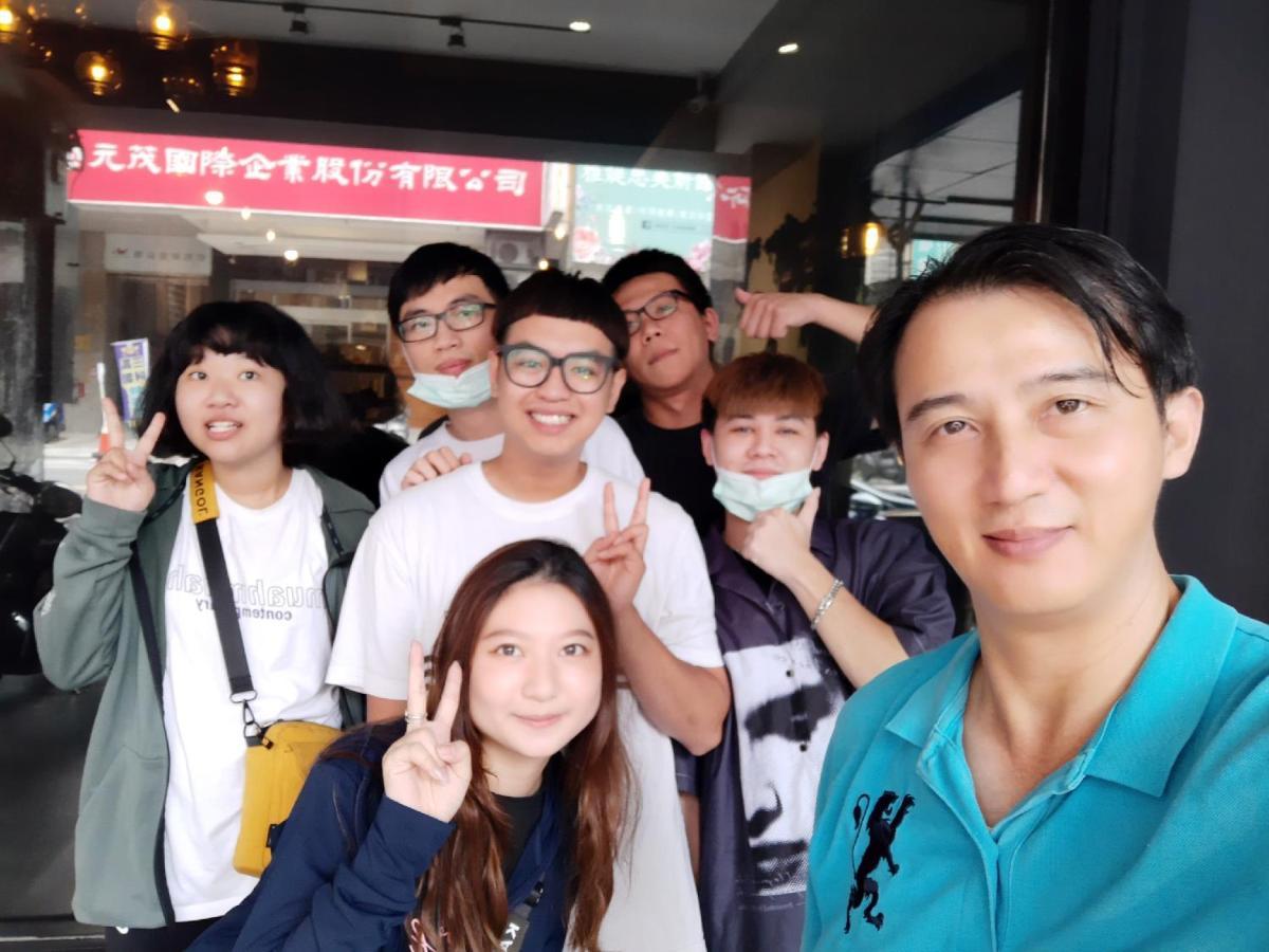 Quiet Hostel - Minquan Inn 台南 エクステリア 写真
