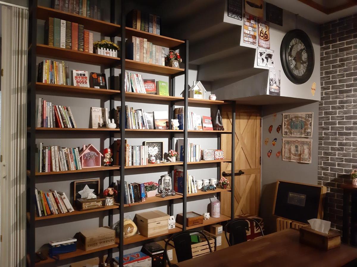 Quiet Hostel - Minquan Inn 台南 エクステリア 写真