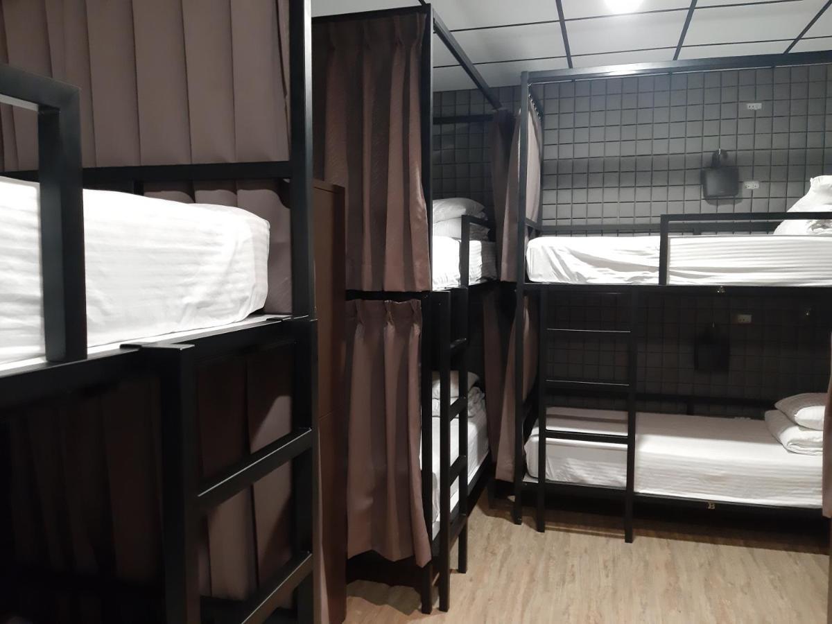 Quiet Hostel - Minquan Inn 台南 エクステリア 写真