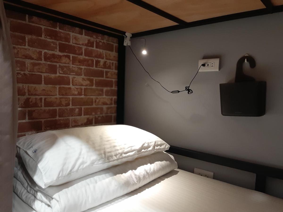 Quiet Hostel - Minquan Inn 台南 エクステリア 写真